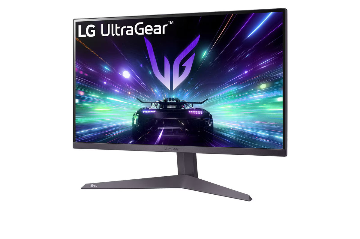LG 27GS50F Monitor előlnézetben enyhén balra fordítva, talpon. A kijelzőn sport autó száguld lg ultragear logó alatt.