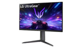 LG 27GS65F Monitor előlnézetben enyhén balra fordítva, talpon. A kijelzőn sport autó száguld lg ultragear logó alatt.