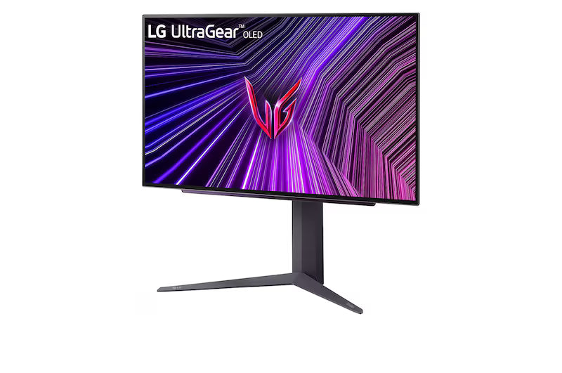 LG 27GS93QE-B Monitor előlnézetben talpon, enyhén balra fordítva. A kijelzőn ultragear oled logó és kékes lila absztrakt alakzat.