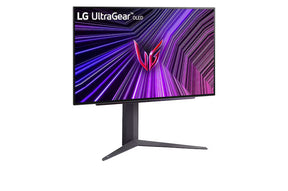 LG 27GS93QE-B Monitor előlnézetben talpon, jobbra fordítva. A kijelzőn ultragear oled logó és kékes lila absztrakt alakzat.
