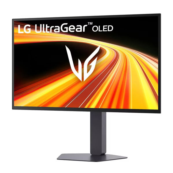 LG 27GX790B-B Monitor előlnézetben talpon, enyhén balra fordítva. A kijelzőn narancssárgás fénycsóva és ultragear oled logó.
