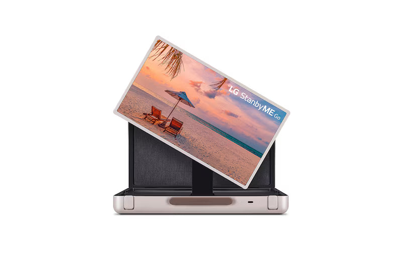 LG 27LX5QKNA monitor előlnézetben, megmelve, félig elforgatva. A kijelzőn lg standbyme go logó és tengerpart.