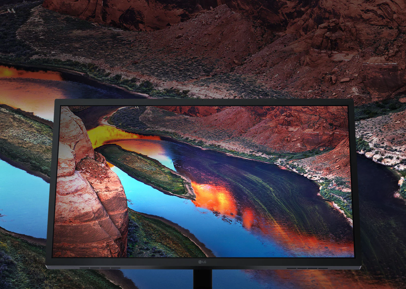 LG 27MD5KL-B monitor tökéletes színspektrummal jeleníti meg a viz felszínén tükröződő naplementét egy vörös sziklás völgyben.