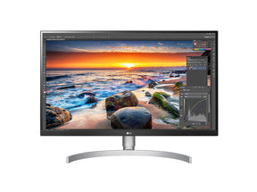 LG 27UN83A-W Monitor előlnézetben, talpon. A Kijelzőn óceánparti naplementés fotó retusálása photoshopban.