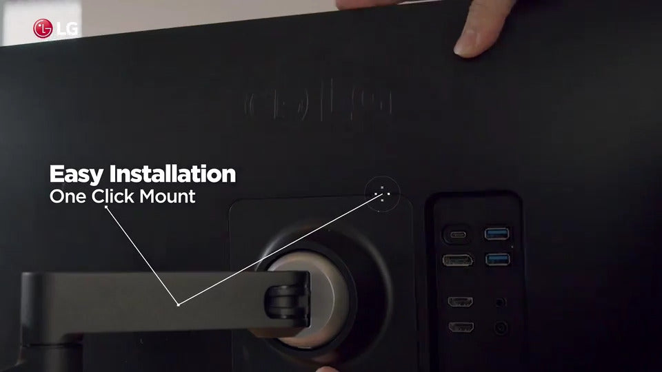 LG 27UN880-B Monitor asztali tartója csavarmentes, egyszerűen összeszerelhető megoldása.