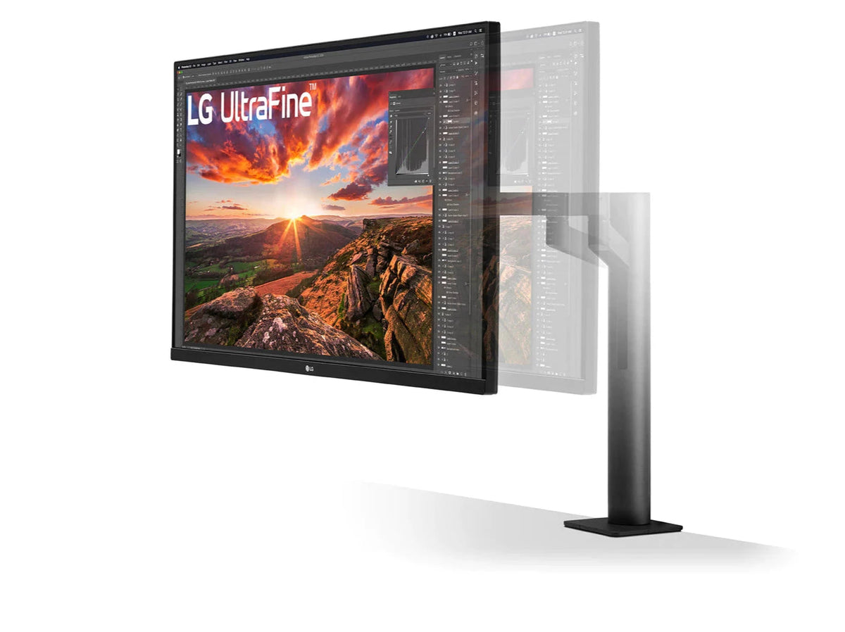 LG 27UN880P-B Monitor előlnézetben balra fordítva asztalra rögzítve. A kijelzőn naplemente egy hegyről nézve photoshopban megnyitva és lg ultrafine logó.