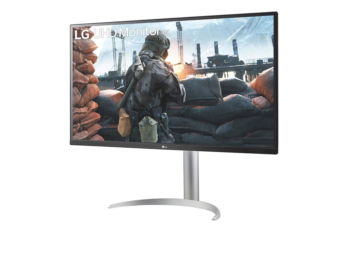 LG 27UP550N-W Monitor előlnézetben enyhén balra fordítva, talpon. A kijelzőn háborús fps játék pillanatkép és lg uhd monitor logó.