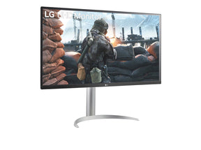 LG 27UP550N-W Monitor előlnézetben enyhén jobbra fordítva, talpon. A kijelzőn háborús fps játék pillanatkép és lg uhd monitor logó.