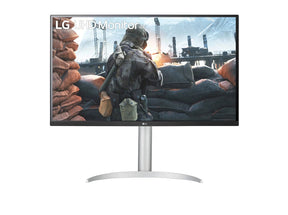 LG 27UP550N-W Monitor előlnézetben talpon. A kijelzőn háborús fps játék pillanatkép és lg uhd monitor logó.