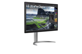 LG 27UQ850V-W Monior előlnézetben talpon, jobbra elfordítva. A kijelzőn photoshop munkafolyamat és lg ultrafine logó.