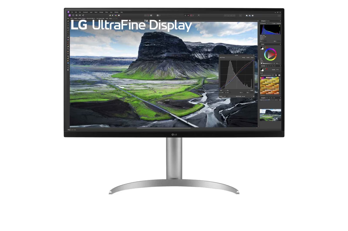 LG 27UQ850V-W Monior előlnézetben talpon. A kijelzőn photoshop munkafolyamat és lg ultrafine logó.