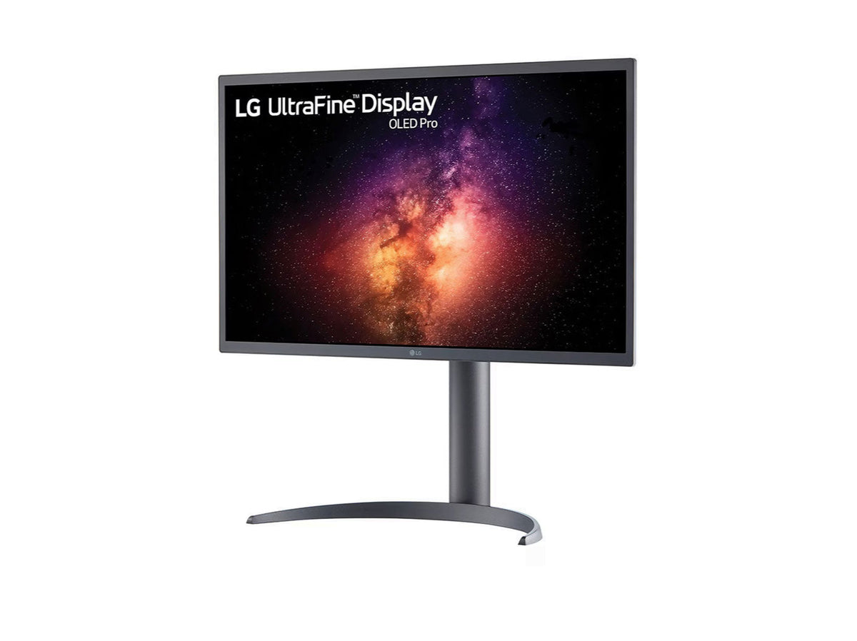 LG 32EP950-B 4K OLED Monitor előlnézetben enyhén balra fordítva, talpon. A kijelzőn világűr és galaxisok lg ultrafine display oled pro logóval.