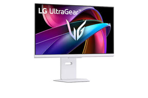 LG 32G810SA-W Monitor előlnézetben enyhén jobbra fordítva, talpon. A kijelzőn kékes lila absztrakt ábra és ultragear logó.