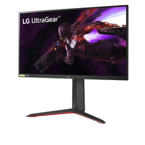 LG 32GP83B-B 2K Gamer Monitor előlnézetben enyhén balra fordítva, talpon. A kijelzőn LG UltraGear logo és egy robot az űrben.