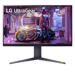 LG 32GQ850-B Monitor előlnézetben, talpon. A kijelzőn cyberpunk pillanatkép és lg ultragear logó.