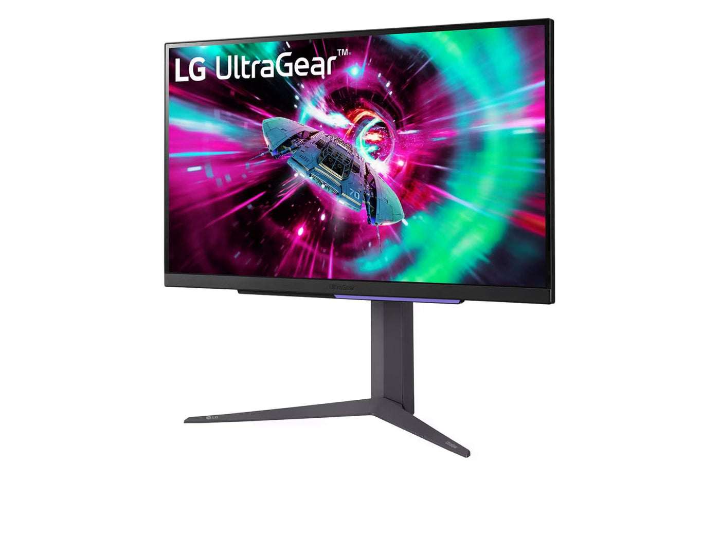 LG 32GR93U-B 4K Gaming monitor előlnézetben talpon, enyhén balra fordítva. A kijelzőn ultragear logó és zöldes lila színekben száguldó űrhajó.