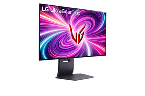 LG 32GS94UX-B Monitor előlnézetben talpon, jobbra fordítva. A kijelzőn lg ultragear oled logó és kékes lila absztrakt fénycsóvák.