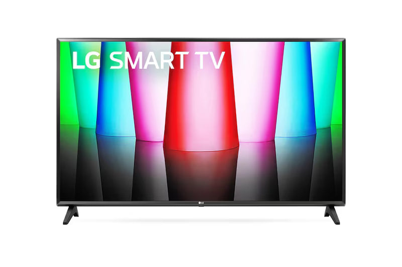 LG 32LQ570B Smart Televízió előlnézetben, talpon. A kijelzőn színes gúla alakzatok és lg smart tv logó.