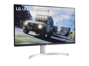 LG 32UN550-W Monitor előlnézetben enyhén jobbra fordítva, talpon. A kijelzőn terepjáró száguld az úton romos városban és lg uhd monitor logó.