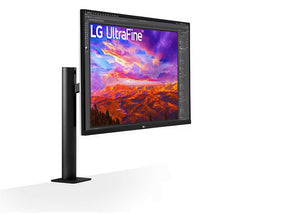 LG 32UN88A-W Monitor előlnézetben enyhén jobbra fordítva, asztalra rögzítve. A kijelzőn photoshop pillanatkép és LG UltraFine logó.