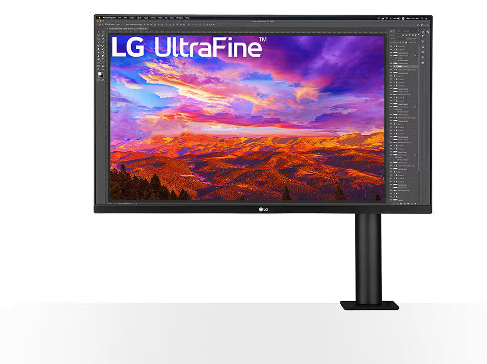 LG 32UN88A-W Monitor előlnézetben asztalra rögzítve. A kijelzőn photoshop pillanatkép és LG UltraFine logó.