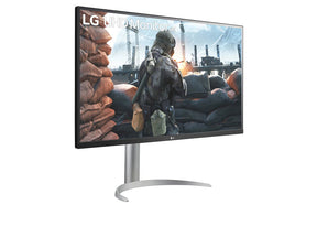 LG 32UP55NP-W Monitor előlnézetben jobbra fordítva, talpon. A kijelzőn háborús fps játék pillanatkép és lg uhd monitor logó.