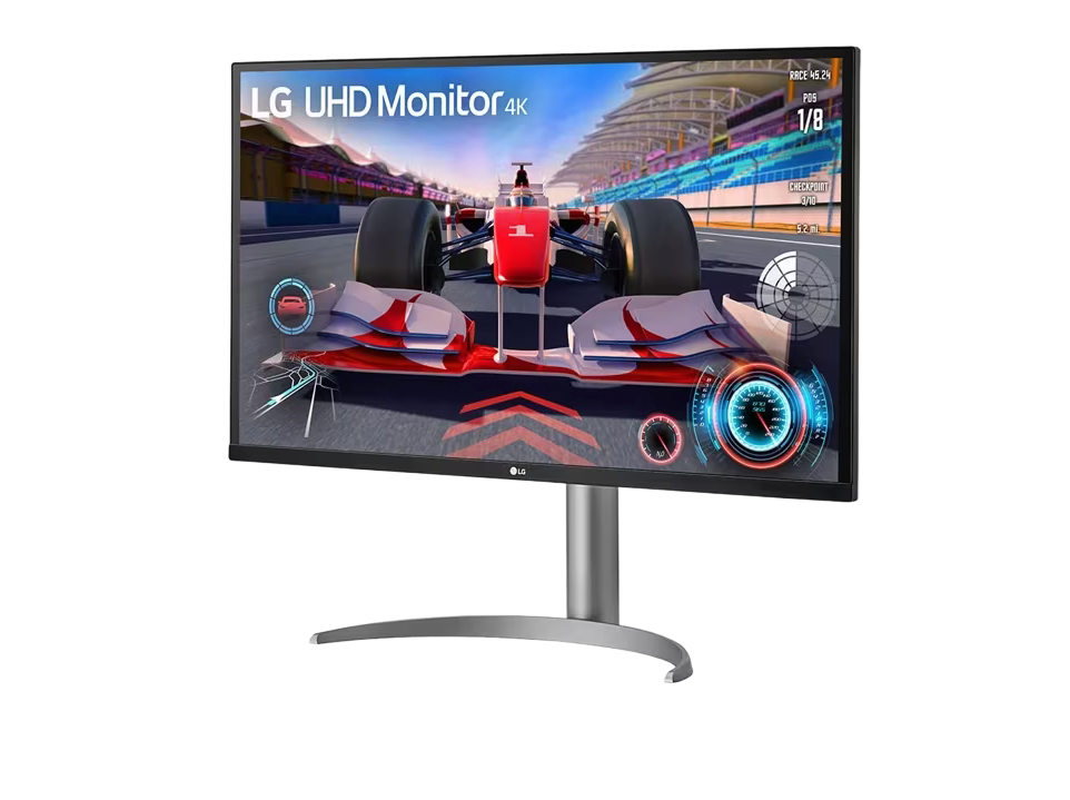LG 32UQ750-W Monitor előlnézetben enyhén balra fordítva, talpon. A kijelzőn forma 1 szimulátor és lg uhd 4k monitor logó.