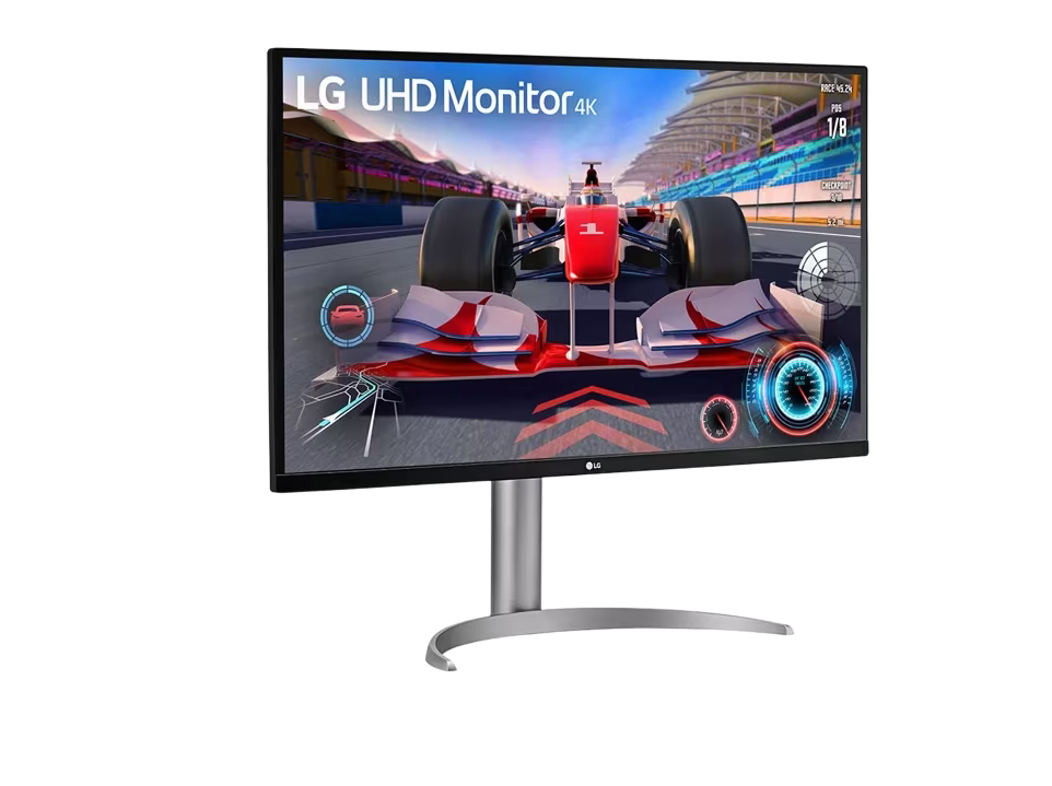 LG 32UQ750-W Monitor előlnézetben enyhén jobbra fordítva, talpon. A kijelzőn forma 1 szimulátor és lg uhd 4k monitor logó.