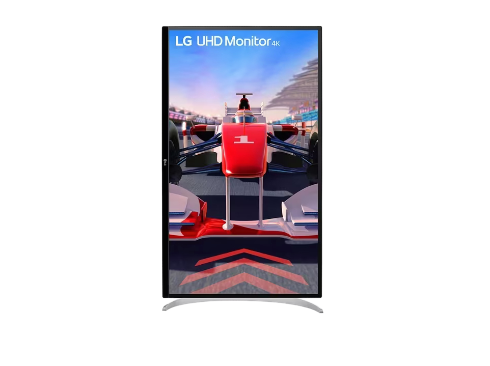 LG 32UQ750-W Monitor előlnézetben pivot módban elforgatva, talpon. A kijelzőn forma 1 szimulátor és lg uhd 4k monitor logó.