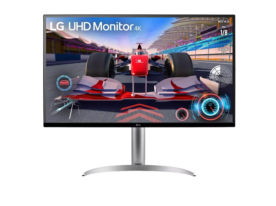 LG 32UQ750-W Monitor előlnézetben, talpon. A kijelzőn forma 1 szimulátor és lg uhd 4k monitor logó.