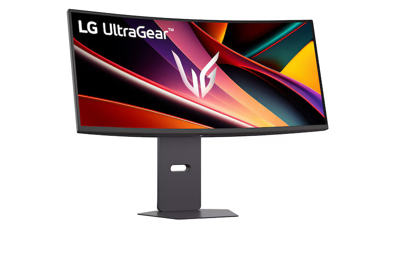 LG 34G600A-B Monitor előlnézetben talpon, enyhén jobbra fordítva és felfelé döntve. A kijelzőn zöldes narancsságás absztrakt ábra és lg ultragear logó.