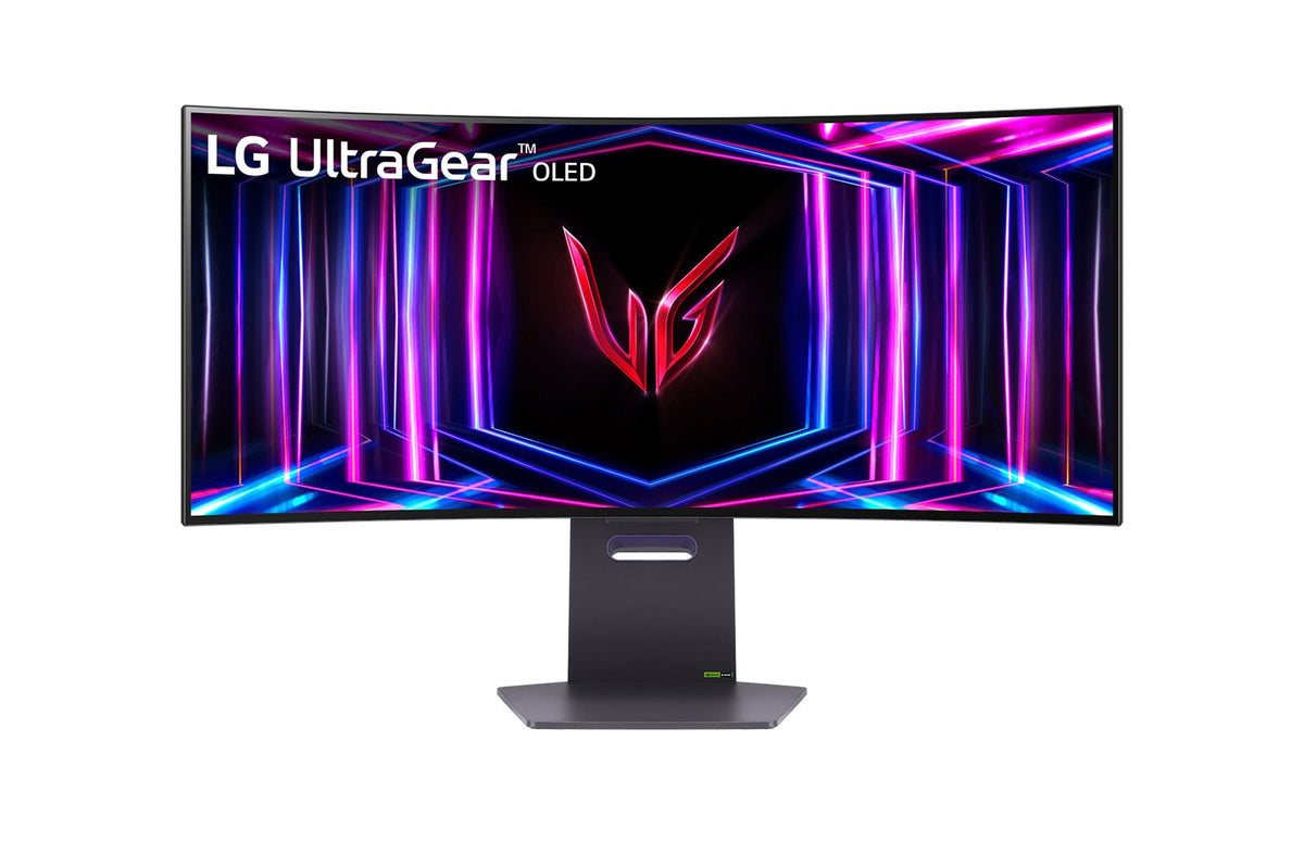 LG 34GS95QE Monitor előlnézetben talpon. A kijelzőn lg ultragear logő és élénk lilás-kék absztrakt ábra.