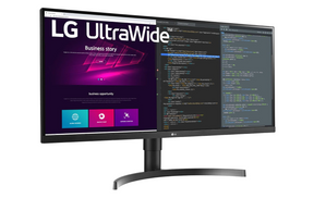 LG 34WN700-B Monitor előlnézetben enyhén jobbra fordítva, talpon. A kijelzőn webfejlesztés pillanatkép és lg ultrawide logó.