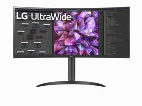 LG 34WQ75C-B Monitor előlnézetben, talpon. A kijelzőn webfejlesztés és lg ultrawide logó.