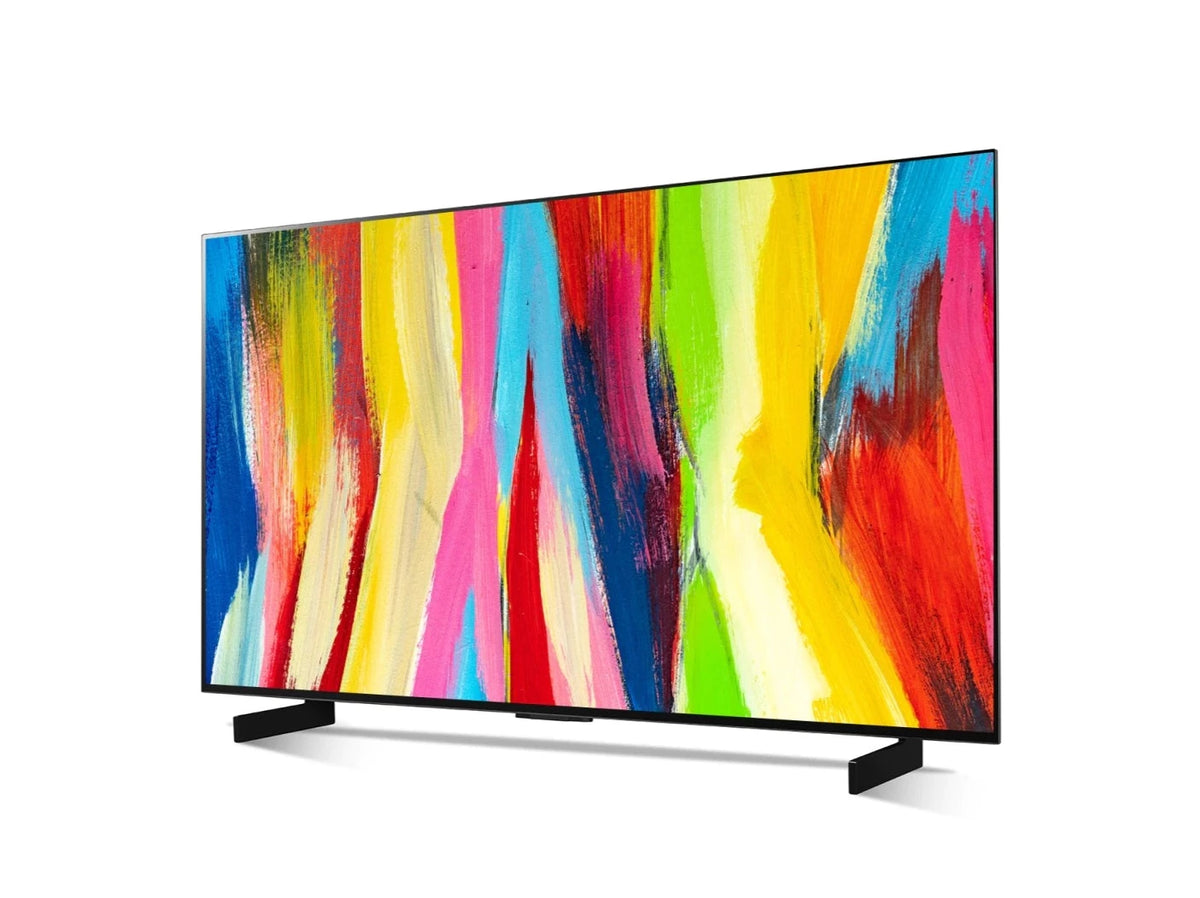 LG 42C2 OLED EVO televízió előlnézetben enyhén balra fordítva talpon, a kijelzőn színes festmény.