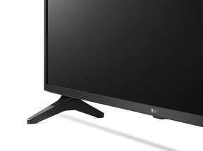 LG 43UP7500 Smart TV előlnézetben enyhén balra fordítva, talpra ráközelítve.