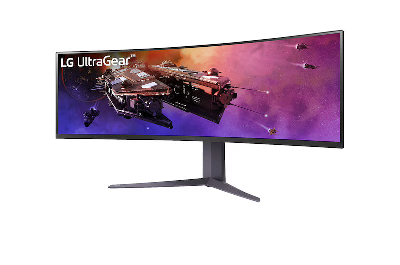 LG 45GR75DC Monitor előlnézetben enyhén balra fordítva, talpon. A kijelzőn űrhajók ultragear logó.