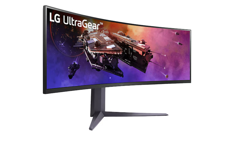 LG 45GR75DC Monitor előlnézetben jobbra fordítva, talpon. A kijelzőn űrhajók ultragear logó.