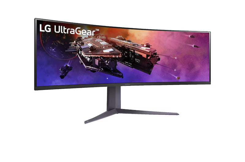 LG 45GR75DC Monitor előlnézetben enyhén jobbra fordítva, talpon. A kijelzőn űrhajók ultragear logó.