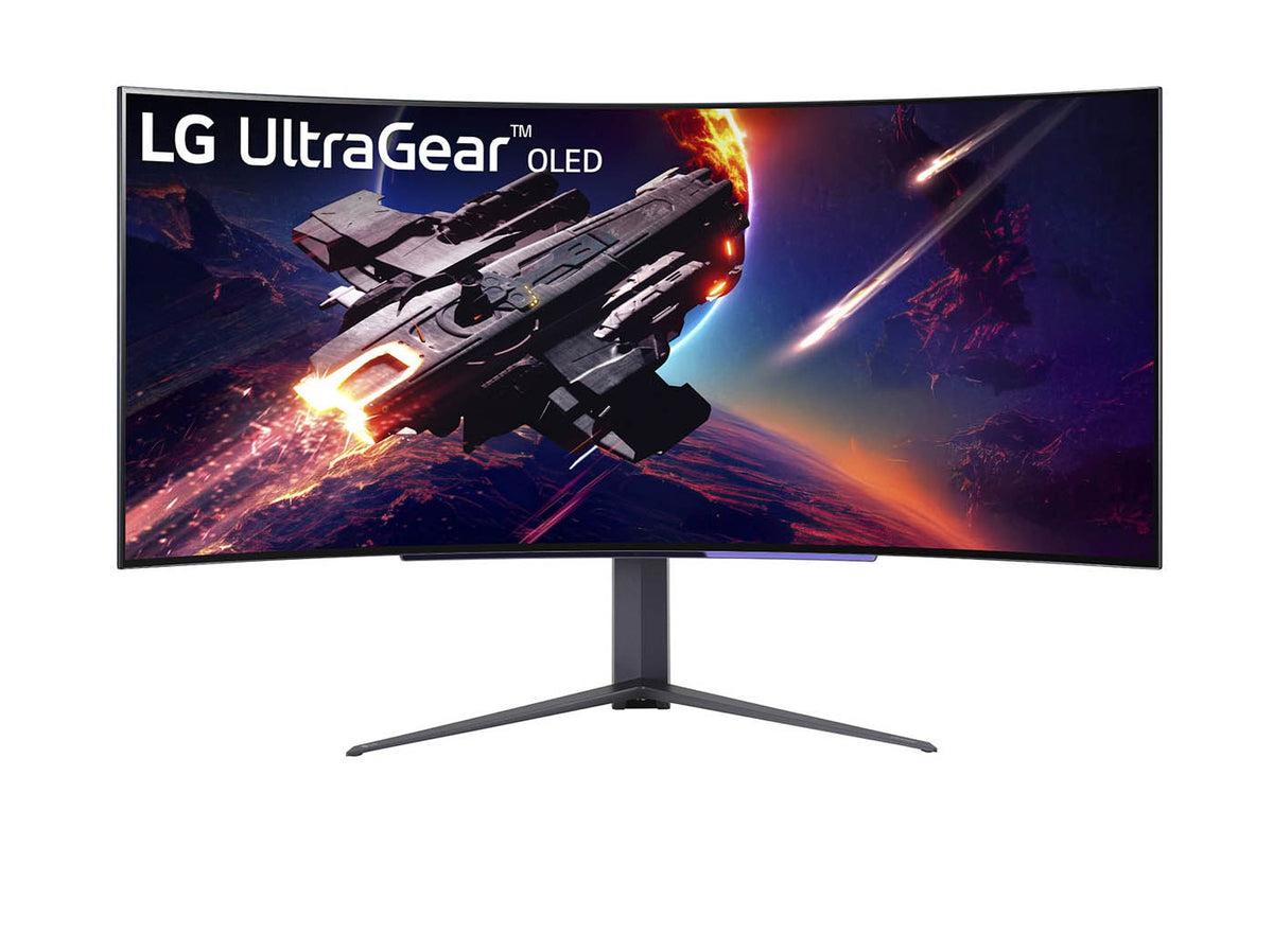 LG 45GR95QE UltraGear OLED monitor előlnézetben talpon, a kijelzőn egy bolygót elhagyó űrhajó és LG UltraGear OLED logó.