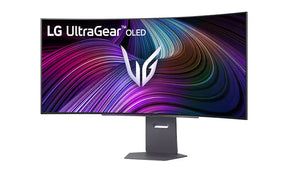 LG 45GX90SA-B monitor előlnézetben talpon, enyhén balra fordítva. A képernyőn lg ultragear oled logó és rózsaszín lilás absztrakt ábra.