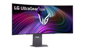 LG 45GX90SA-B monitor előlnézetben talpon, enyhén jobbra fordítva. A képernyőn lg ultragear oled logó és rózsaszín lilás absztrakt ábra.