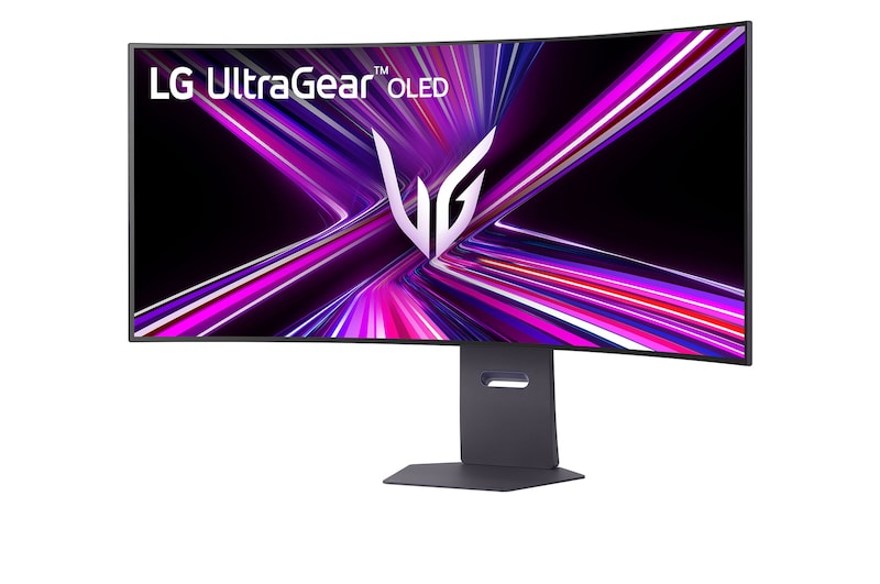 LG 45GX950A-B monitor előlnézetben talpon, enyhén balra fordítva. A képernyőn lg ultragear oled logó és rózsaszín lilás absztrakt ábra.