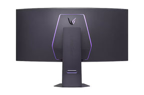 LG 45GX950A-B monitor hátulnézetben talpon, rgb világítás bekapcsolva.