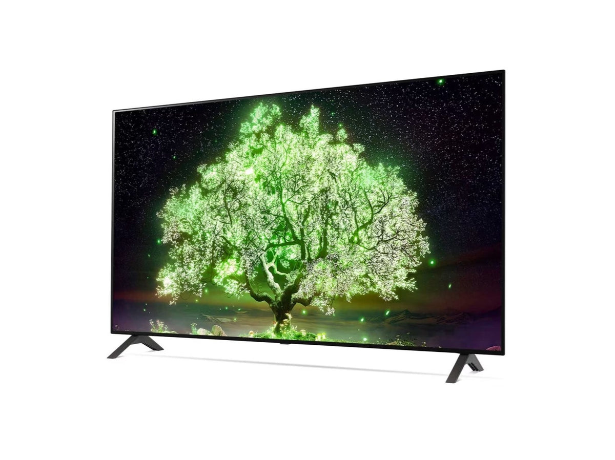 LG 48A1 OLED televízió előlnézetben enyhén balra fordítva talpon, a kijelzőn csillagos égbolt és zölden világító fa.