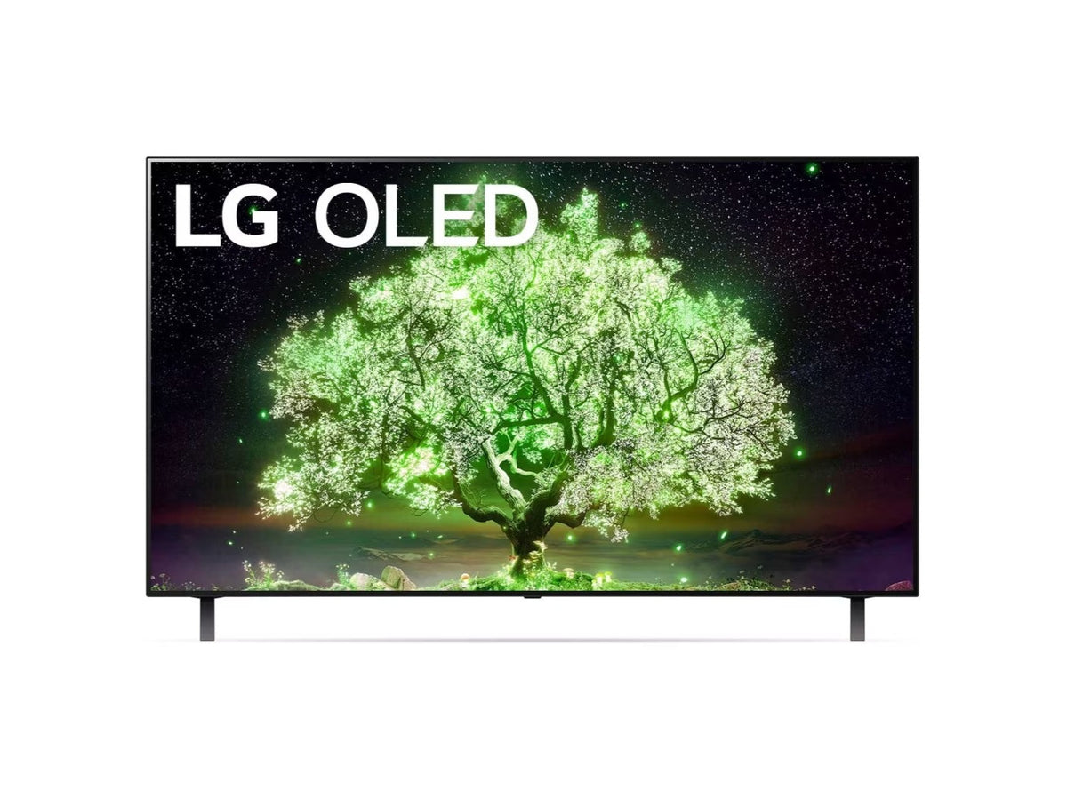 LG 48A1 OLED televízió előlnézetben  talpon, a kijelzőn csillagos égbolt és zölden világító fa.