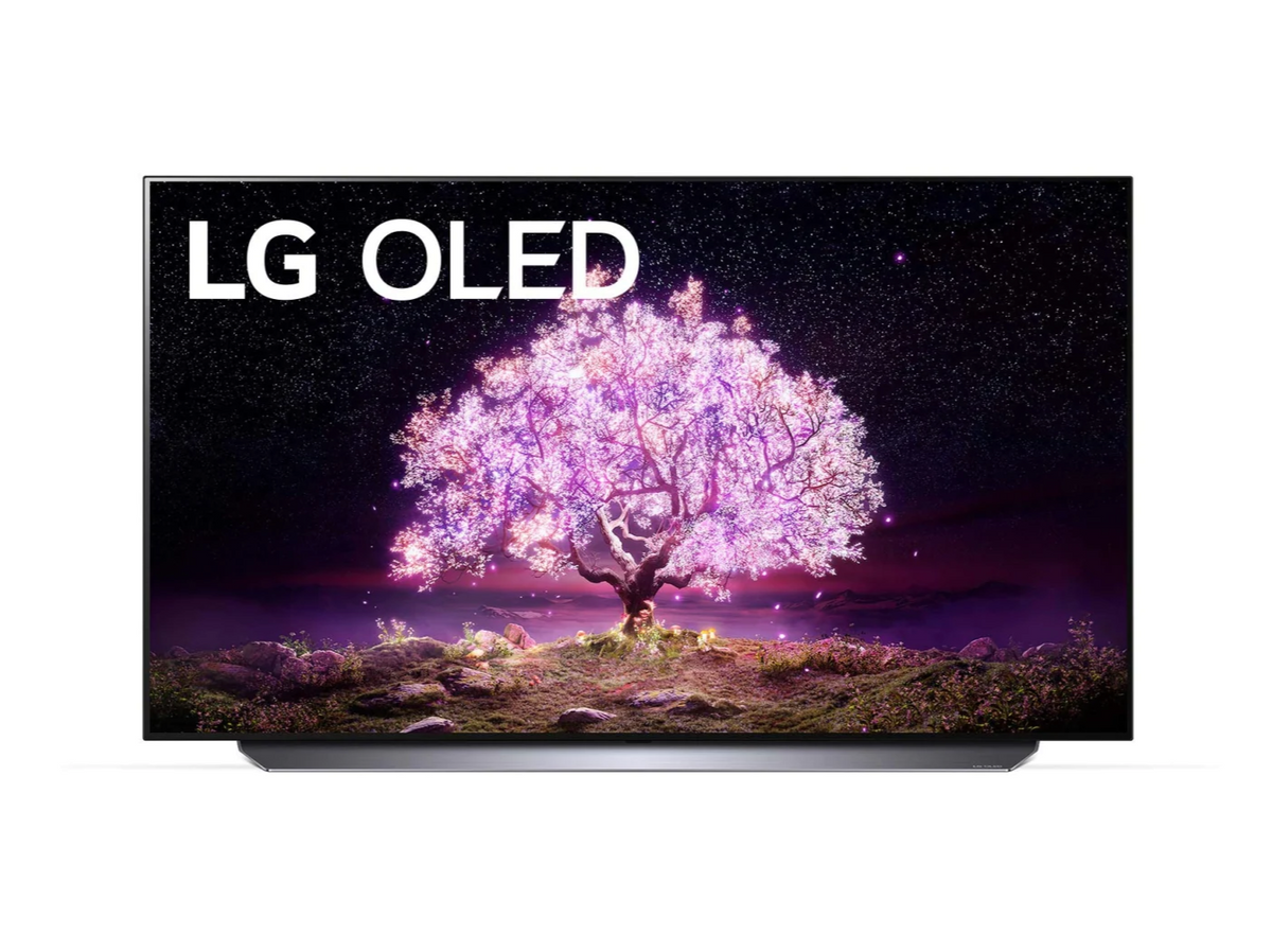 LG 48C1 OLED televízió előlnézetben talpon, a kijelzőn csillagos égbolt és rózsaszínben világító fa, oled logóval.