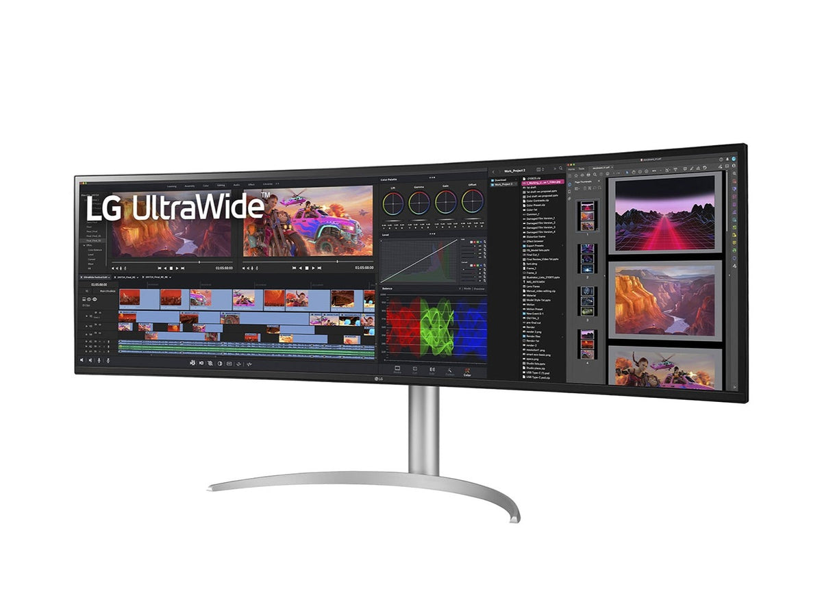 LG 49WQ95C-W UltraWide 32:9 monitor előlnézetben talpon, enyhén balra fordítva. A kijelzőn videó vágó szoftver pillanatkép.
