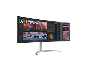 LG 49WQ95C-W UltraWide 32:9 monitor előlnézetben talpon, jobbra fordítva. A kijelzőn videó vágó szoftver pillanatkép.