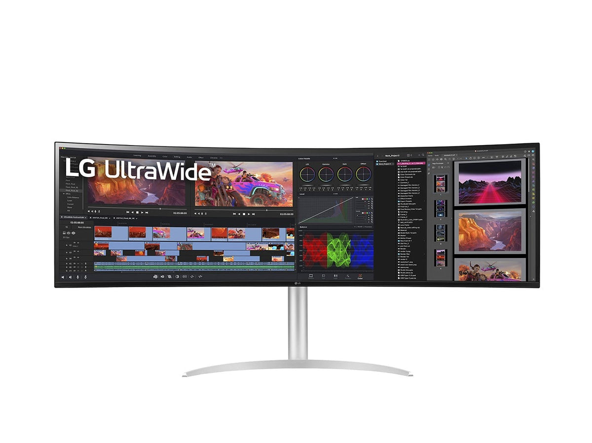 LG 49WQ95C-W UltraWide 32:9 monitor előlnézetben talpon. A kijelzőn videó vágó szoftver pillanatkép.